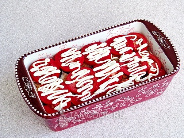 Полить помидоры майонезом