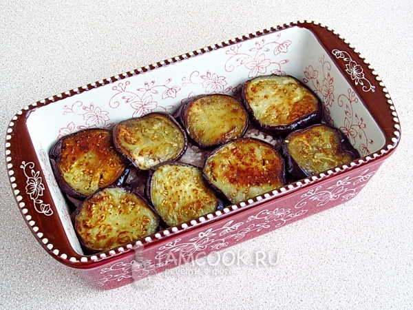 Положить на фарш баклажаны