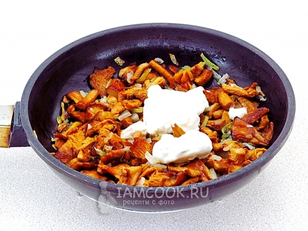 Положить сметану