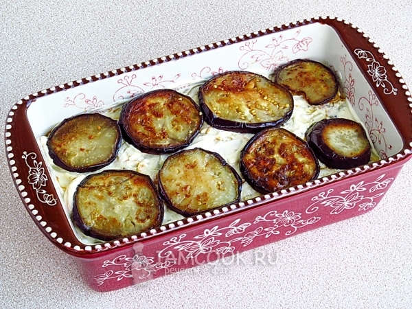 Положить баклажаны на майонез