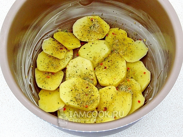 Посыпать картофель специями с солью