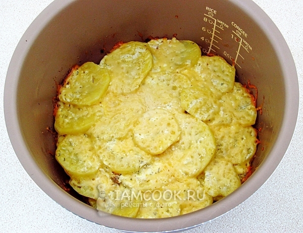 Готовый картофель, запечённый с лисичками в мультиварке