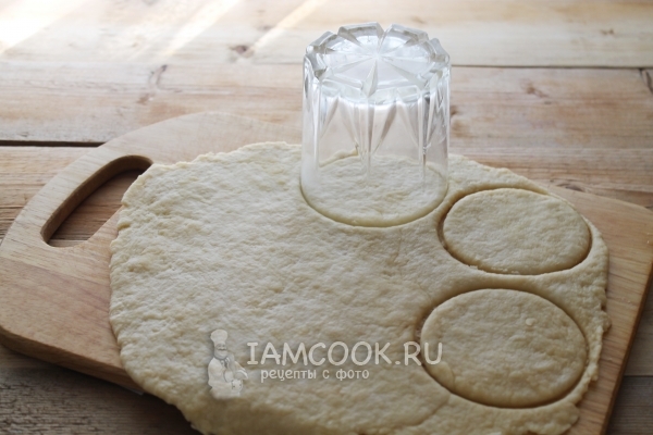 Вырезать из теста кружочки