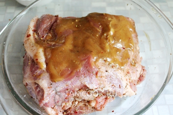 Полить соусом из горчицы и меда