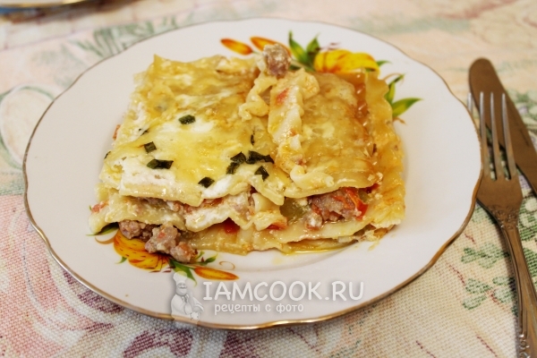 Готовая лазанья с фаршем, помидорами и сыром