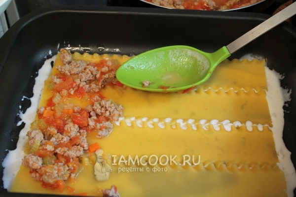 Положить листы лазаньи начинку