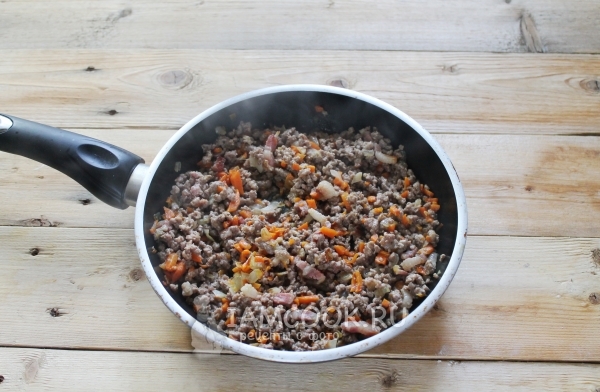 Положить фарш