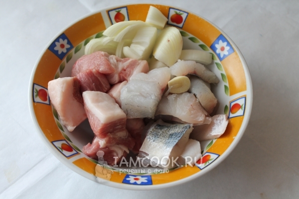 Порезать рыбу, мясо, лук и чеснок