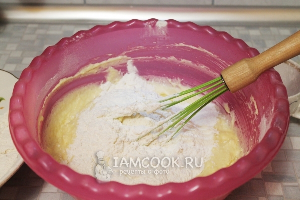 Всыпать муку