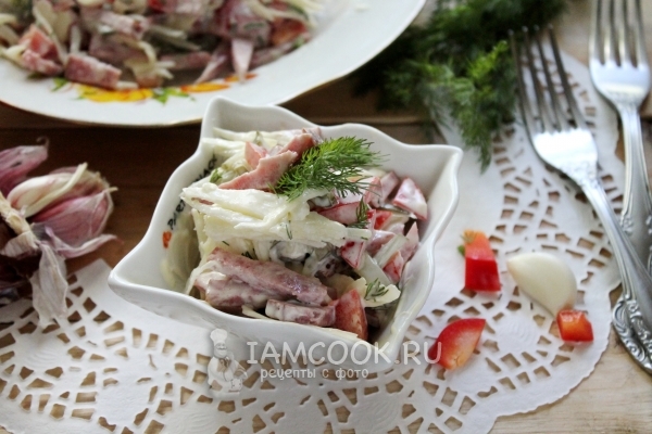 Рецепт салата из свежей капусты с копченой колбасой