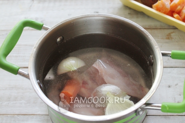 Положить лук и морковь