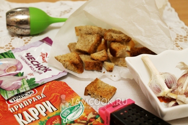 Готовые гренки с чесноком в духовке