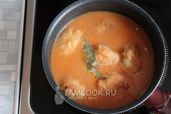 Положить тефтели в соус
