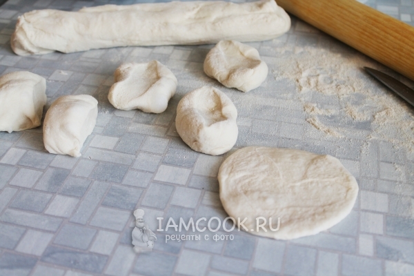 Раскатать тесто в лепешку