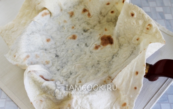 Положить на сковороду лаваш