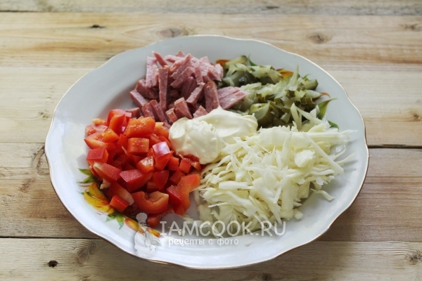 Положить майонез в салат