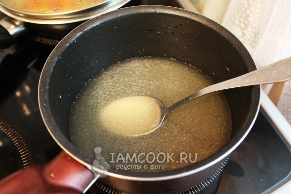 Положить в бульон желатин