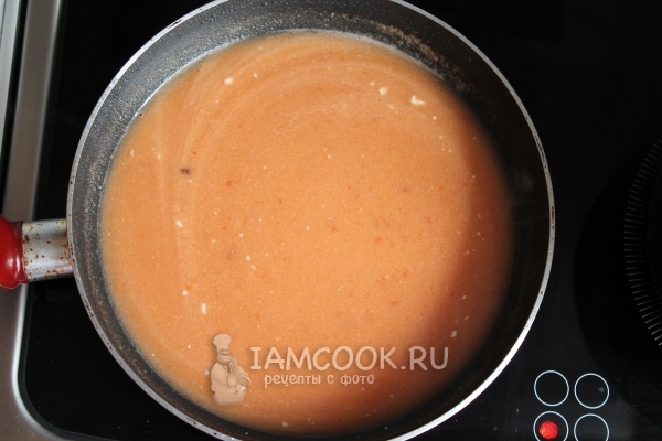 Добавить сметану и томатную пасту