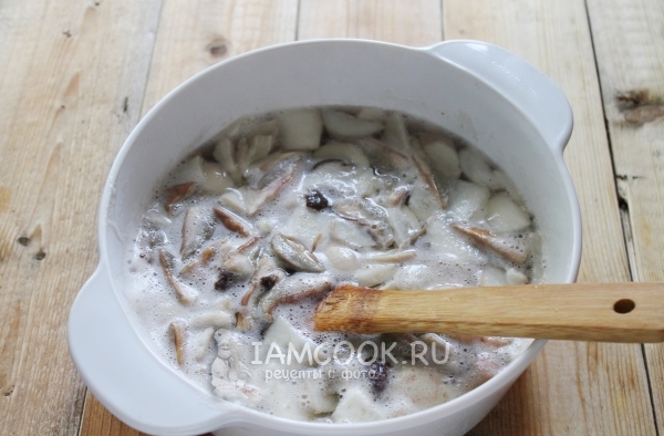 Влить к грибам воду