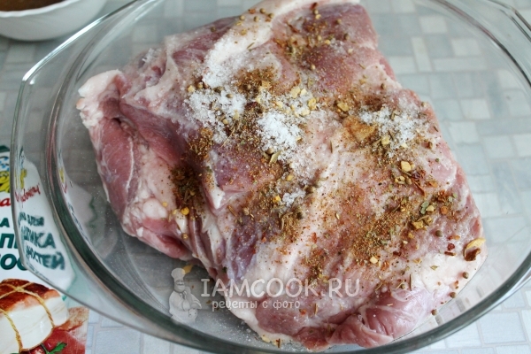 Посыпать солью и специями