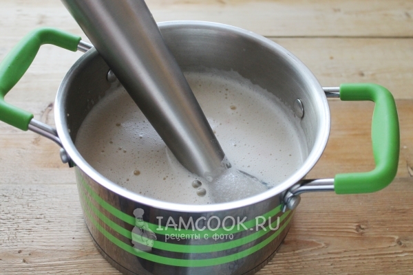 Пюрировать суп блендером