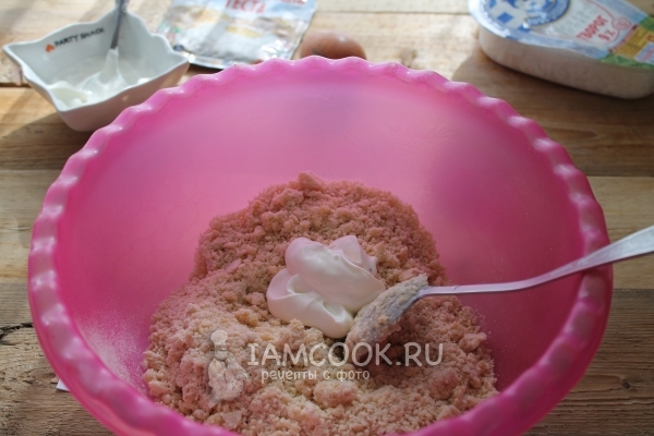 Добавить сметану, яйцо и воду