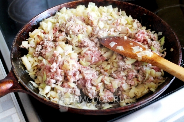 Положить фарш