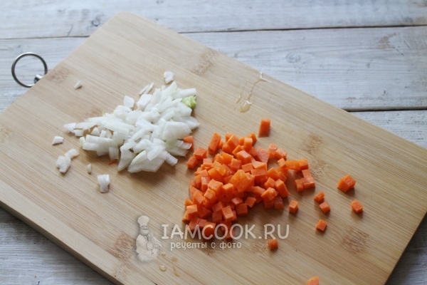 Порезать лук и морковь