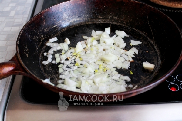 Обжарить лук