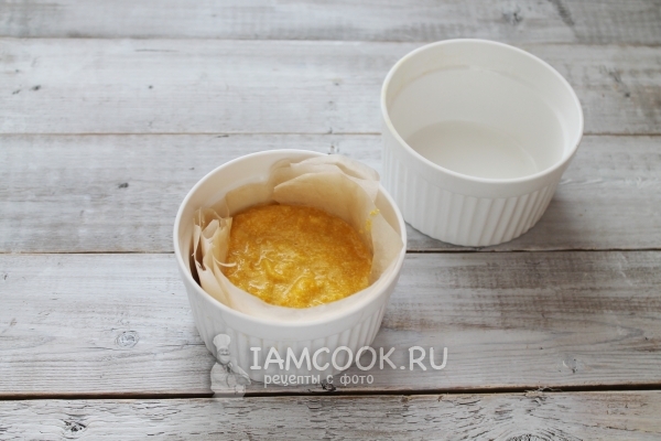 Выложить в формочки тыквенную массу