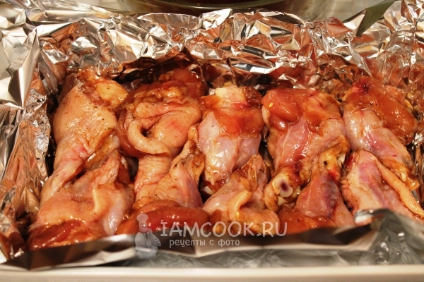 Положить крылышки на фольгу