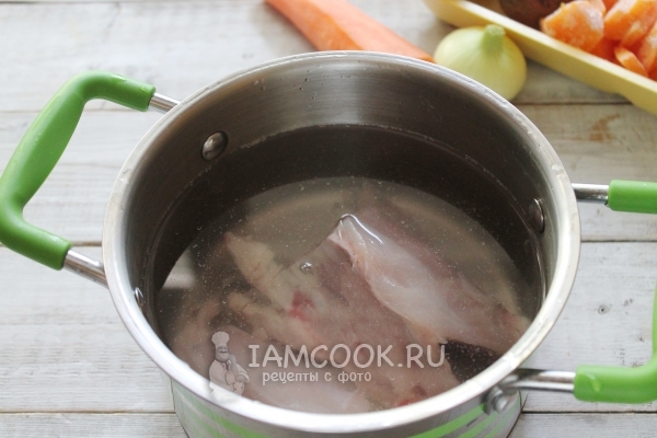 Положить куриную грудку в воду