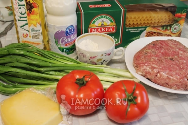 Ингредиенты для лазаньи с фаршем, помидорами и сыром