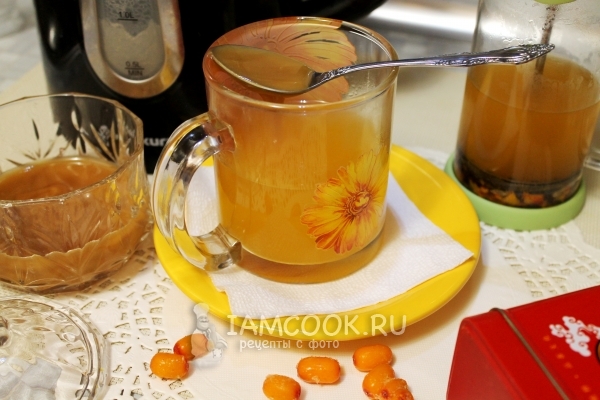 Положить в чай мед