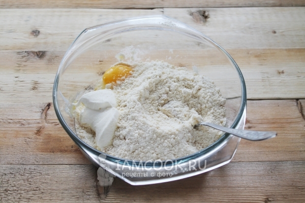 Добавить сметану и яйцо