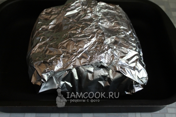 Завернуть мясо в фольгу