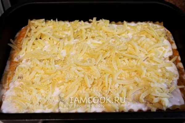 Полить соусом и посыпать сыром