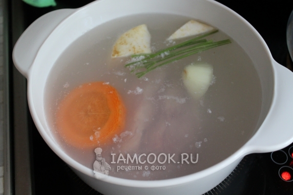 Добавить сельдерей, лук, зелень и морковь