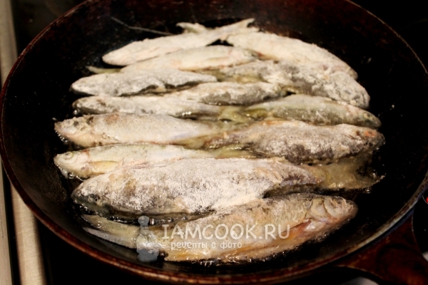 Положить рыбу на сковороду