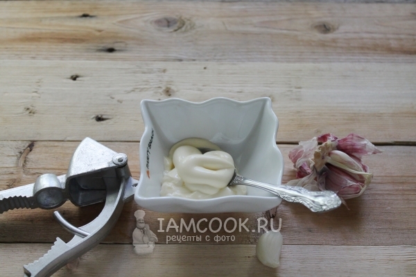 Соединить чеснок с майонезом