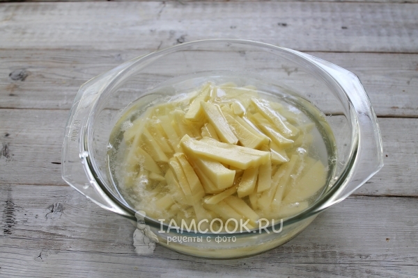 Положить картофель в воду