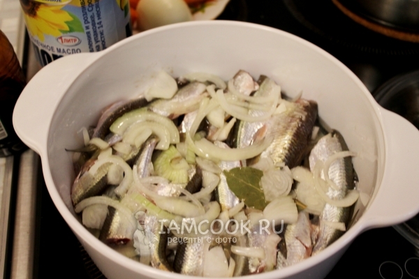 Влить уксус и масло