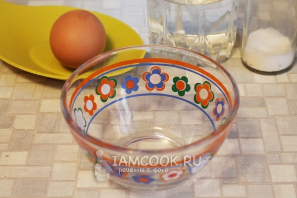 Подготовить глубокую тарелку