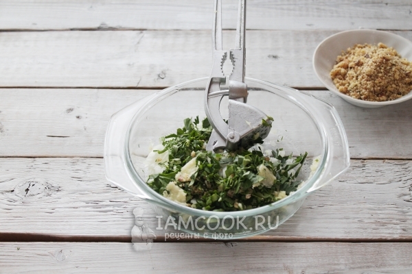 Выдавить чеснок