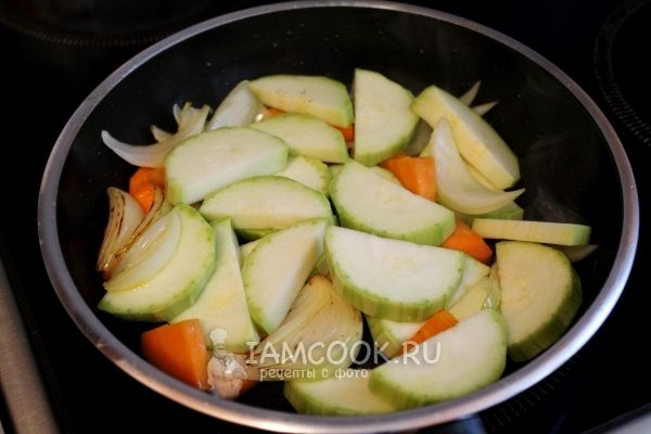 Положить кабачки