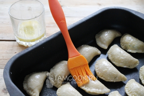 Смазать пирожки яйцом