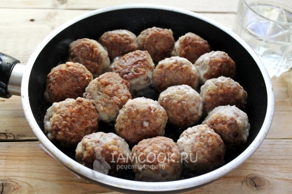 Обжарить тефтели