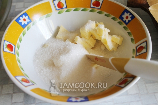 Соединить сахар с маслом