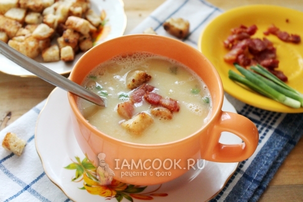 Готовый гороховый суп-пюре с варено-копченой грудинкой