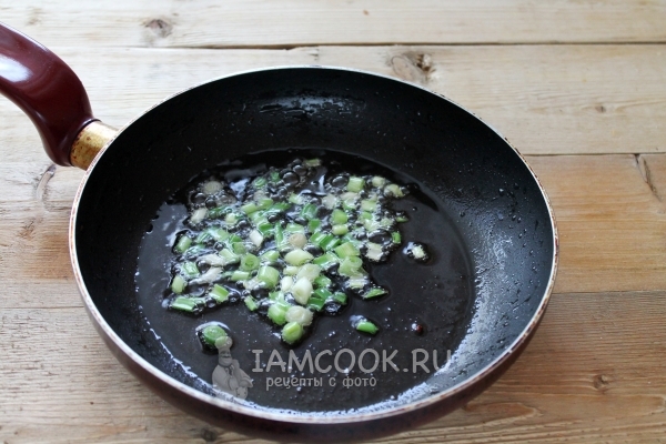 Обжарить лук